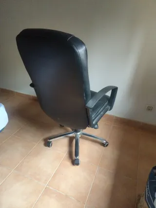 Sillón de oficina negro con ruedas