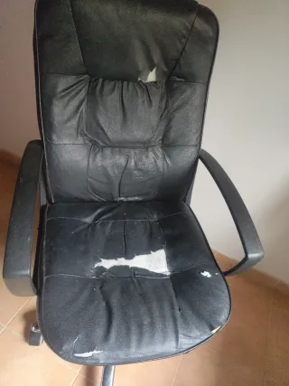 Sillón de oficina negro con ruedas