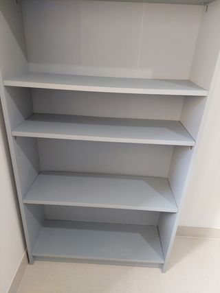 Estantería librería gris con baldas transparentes