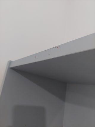 Estantería librería gris con baldas transparentes