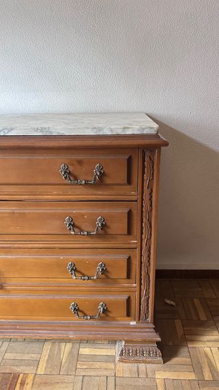 Cómoda de madera con tapa de mármol