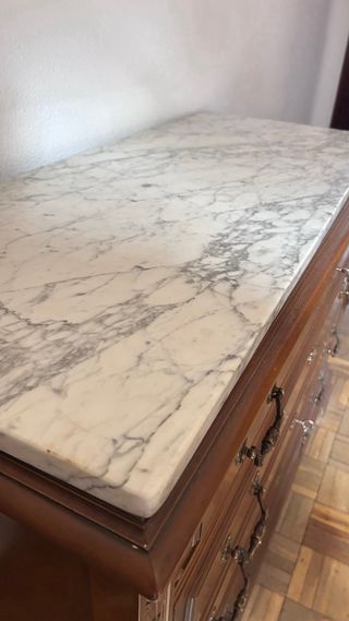 Cómoda de madera con tapa de mármol