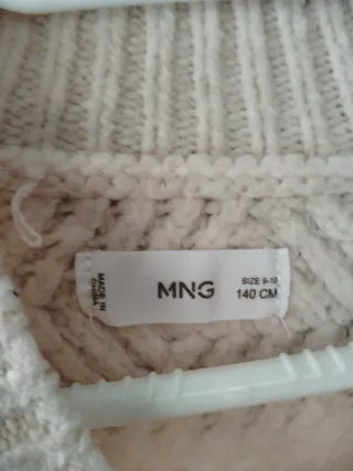 Suéter rosa tejido para niña