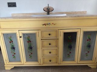 Mueble de baño con lavabo y espejo