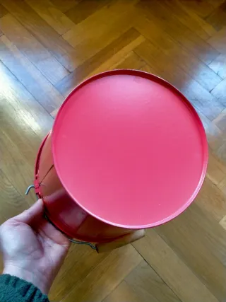 Cubo metálico rojo con asa de madera