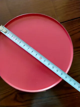 Cubo metálico rojo con asa de madera