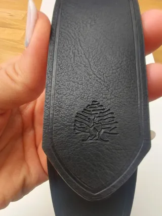 Cinturón de cuero negro con hebilla