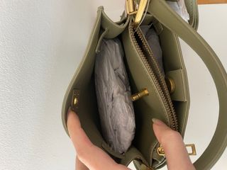 Bolso Zara verde oliva con etiqueta
