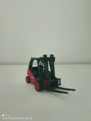 Carretilla elevadora de juguete roja