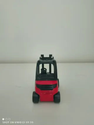Carretilla elevadora de juguete roja