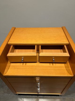 Mesita de noche con cajones y ruedas