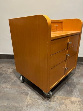 Mesita de noche con cajones y ruedas