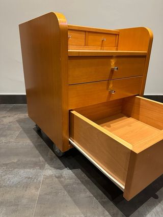 Mesita de noche con cajones y ruedas