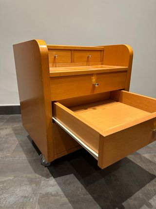 Mesita de noche con cajones y ruedas