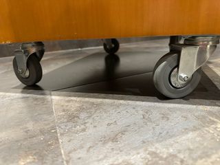 Mesita de noche con cajones y ruedas