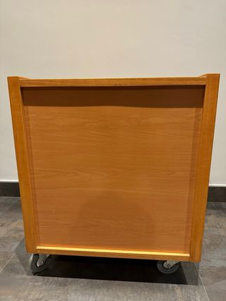 Mesita de noche con cajones y ruedas