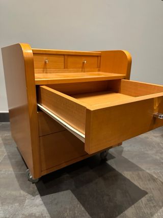 Mesita de noche con cajones y ruedas