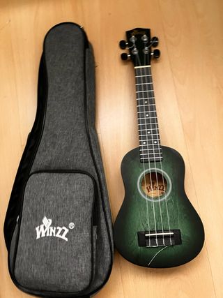 Ukelele verde WINZZ con funda.