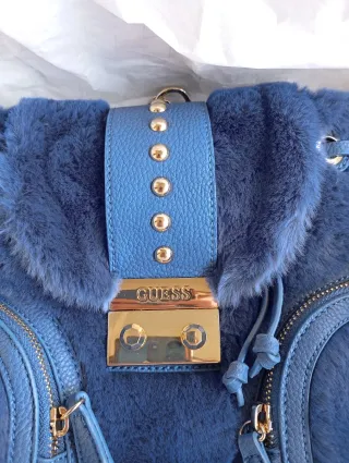 Mochila Guess Azul con Detalles Dorados