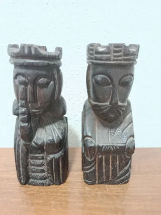 Figuras decorativas de madera tallada