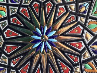 Plato de cerámica con esmalte y oro