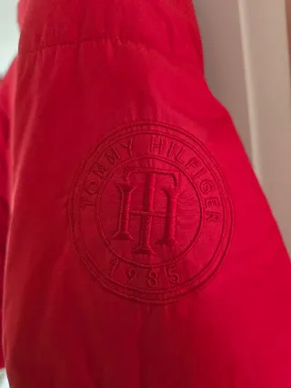 Abrigo plumífero Tommy Hilfiger rojo