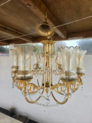 Lámpara dorada de cristal de roca