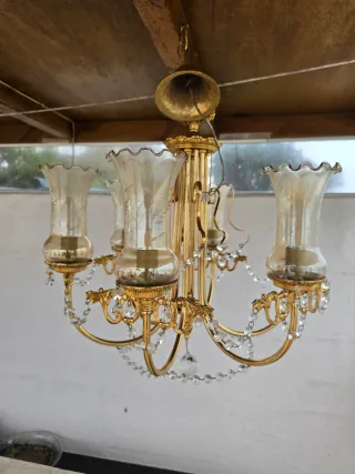 Lámpara dorada de cristal de roca