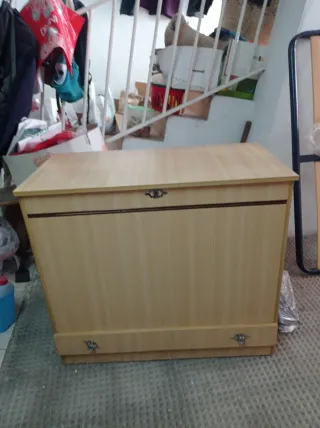 Arcón de madera beige y marrón