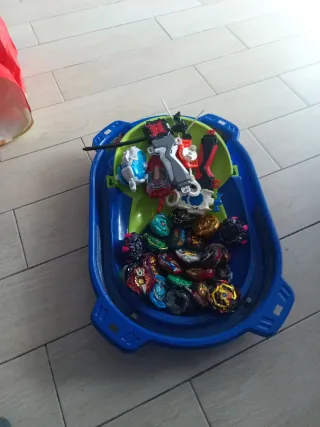 Campo Beyblade Burst Rise + Beyblades