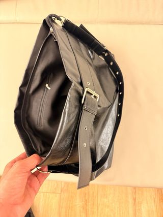 Bolso negro con cinturón y hebillas