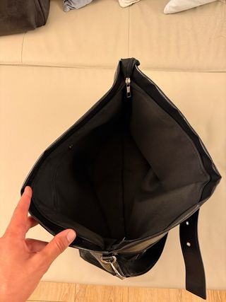 Bolso negro con cinturón y hebillas