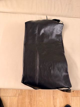 Bolso negro con cinturón y hebillas