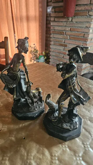 Figura decorativa antigua de metal