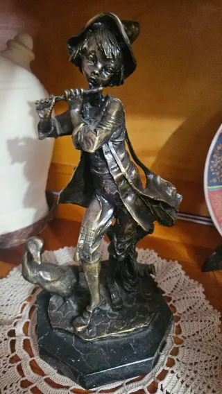 Figura decorativa antigua de metal