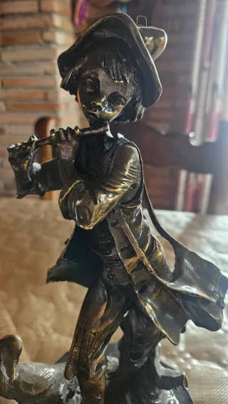 Figura decorativa antigua de metal