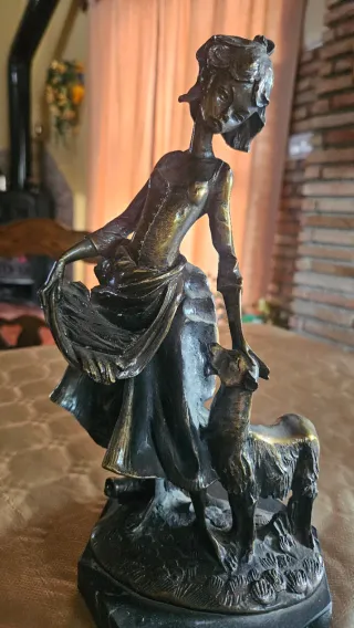 Figura decorativa antigua de metal