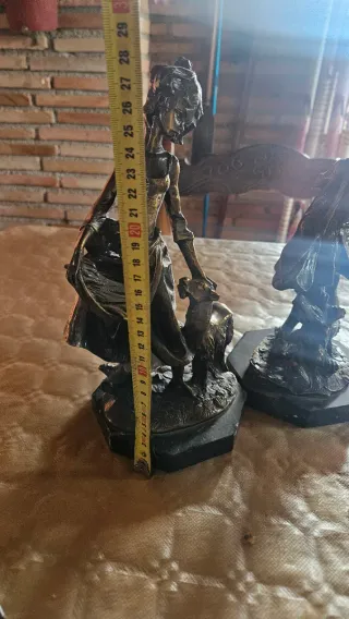 Figura decorativa antigua de metal