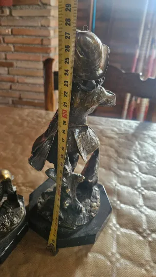 Figura decorativa antigua de metal