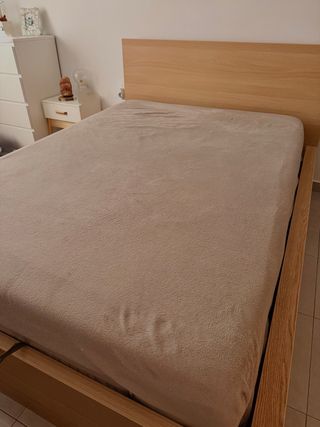 Canapé abatible con cabecero de madera IKEA