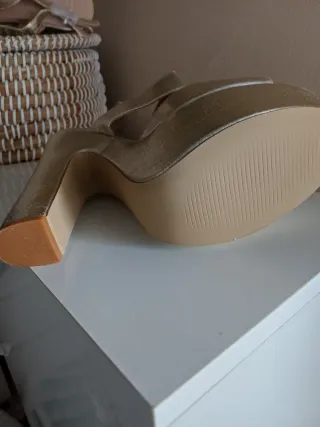 Zapatos de tacón dorados plataforma