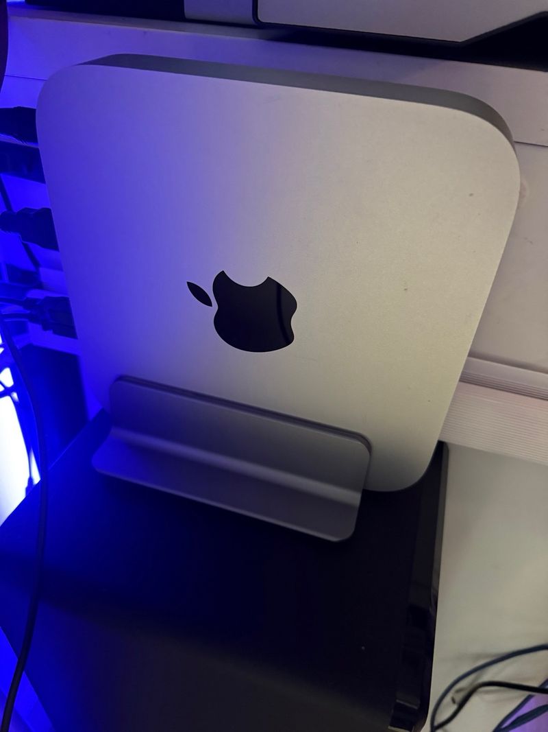 Mac mini 1TB SSD + 16GB RAM + Soporte