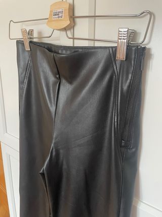 Pantalón Zara efecto piel negro T.XS