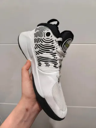 Zapatillas Nike Team Hustle D10 Blancas Negras