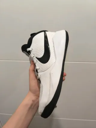 Zapatillas Nike Team Hustle D10 Blancas Negras