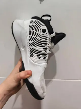 Zapatillas Nike Team Hustle D10 Blancas Negras