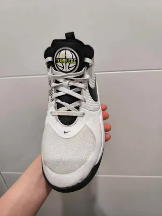 Zapatillas Nike Team Hustle D10 Blancas Negras