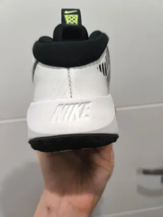 Zapatillas Nike Team Hustle D10 Blancas Negras