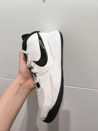 Zapatillas Nike Team Hustle D10 Blancas Negras