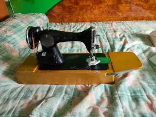 Máquina de coser Alfa antigua